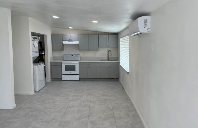 2542 Sea View Drive unit: 4 photos photos