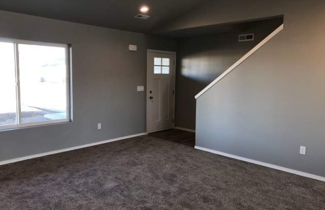 2 Story Home! 4 Beds, 2.5 Bath! Gallery 3