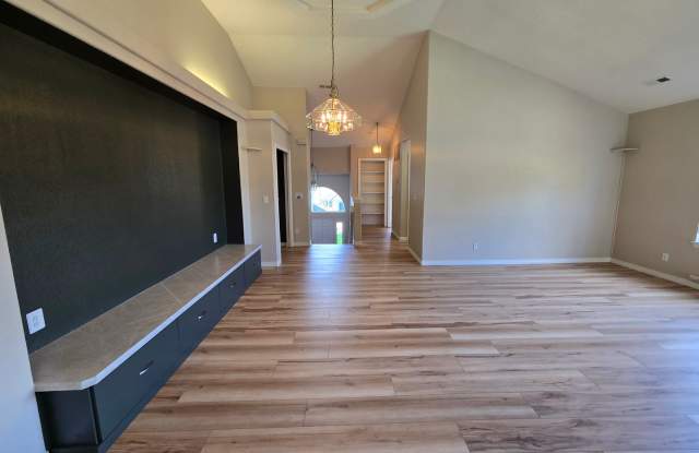 Sunny and Spacious 2 Bedroom, 2 bathroom in Glenborough Community Near Marstone Lake Gallery 4