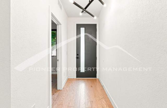 Gorgeous Townhouse with Central AC and Rooftop Deck Gallery 4