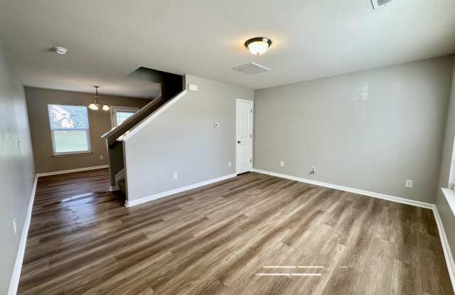 4773 Queen Pierrette Street Gallery 4
