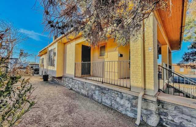 2526 E Yandell Drive Gallery 3