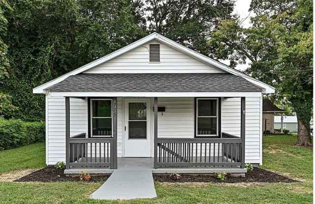 Charming 2-bed, 1-bath bungalow just steps from downtown Lincolnton! photos photos