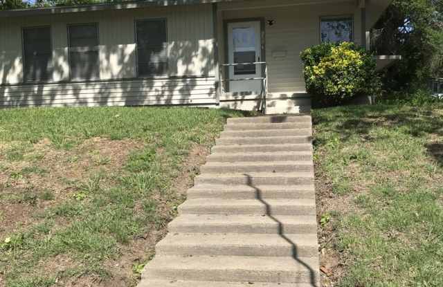 1302 S Lamar St - 1302 South Lamar Street, Weatherford, TX 76086