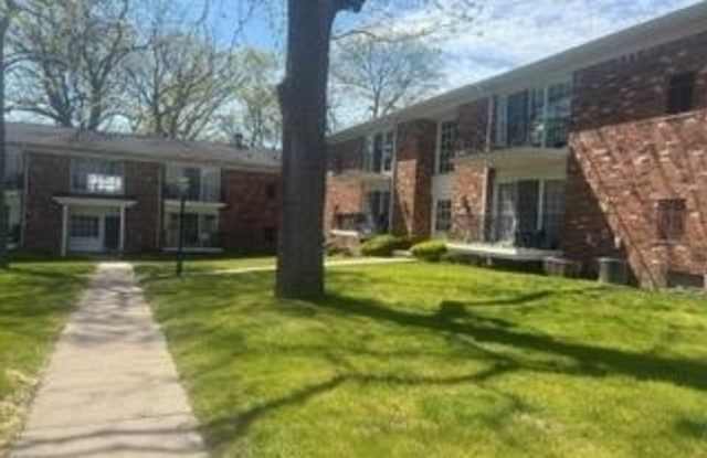 433 Fox Hills Drive S Gallery 2