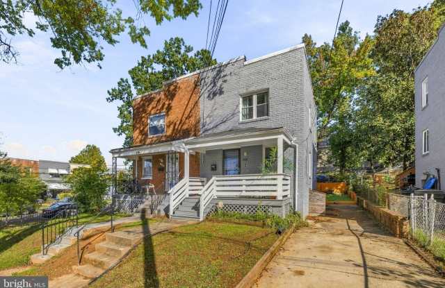 565 45TH Street NE Gallery 2