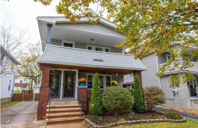 2100 Wascana Avenue - Down photos photos