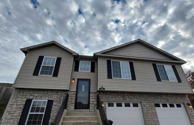 Beautiful home close to post - 104 Iron Court, St. Robert, MO 65584