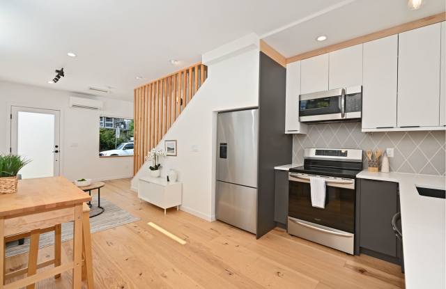 Modern 3-Level Townhome (2020) with Private Roof Deck  A/C photos photos