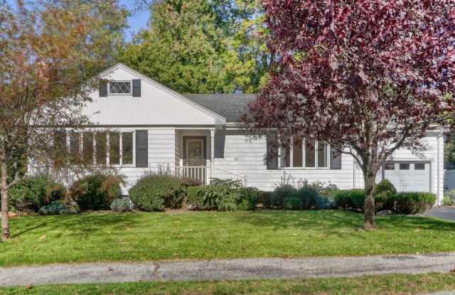 33 Hillcrest Road - 33 Hillcrest Road, Wakefield, MA 01880