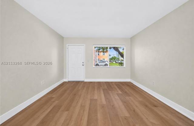 3600 SW 10th St Gallery 4