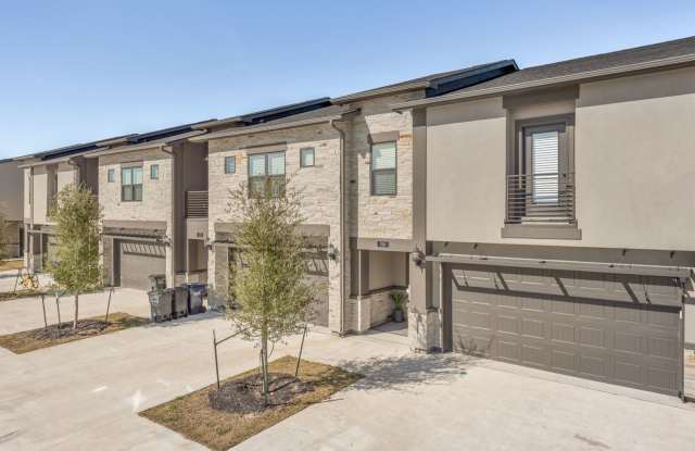 Remarkable 4 Bedroom, 4.5 Bath Townhome in College Station!! Gallery 3