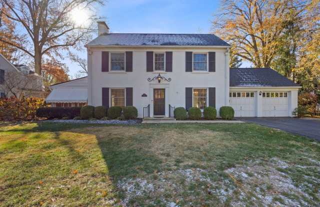 Mariemont- Gorgeous 3 bed 3 bath, 2 car, private yard Gallery 1