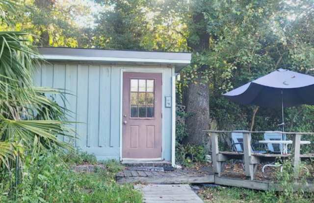 MIDTOWN Furnished Cottage W/ Utilities, Wi-Fi, Lawn Maint,  Trash Included! Walk to Lafayette Park! Avail NOW for $850/month! photos photos