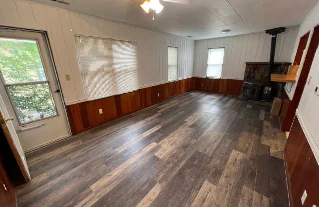 2 Bedroom 1 Bath House with Fenced Yard, Storage Shed, Off Street Parking Gallery 4