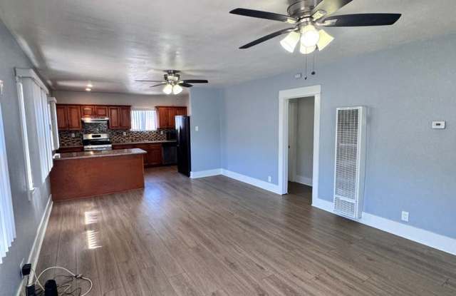 Single Family Home - 827 Martin Luther King Jr. Gallery 3