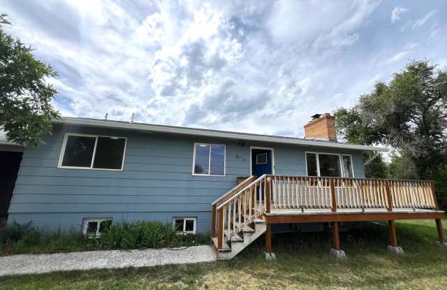 Pet Friendly 5 Bed 2 Bath Single Family Home in the Valley W/ Large garage and Big Yard! - 3750 Heather Drive, Helena Valley Southeast, MT 59602