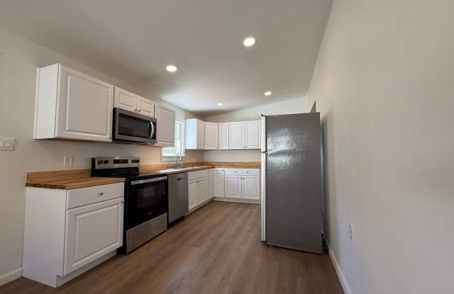 Adorable and Updated Home in Bronte AVAILABLE NOW! Gallery 4
