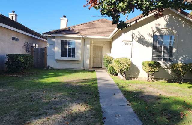 3 Bedroom, 2 Bath 2 Car Garage Home - 1237 Collier Avenue, Modesto, CA 95350