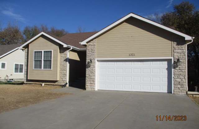 Spacious 6-Bedroom Home in a Prime Location – Room to Live, Work & Relax! photos photos