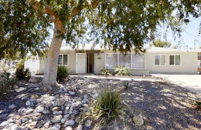 8BD/3BA, Corner of Ewing and Rincon Gallery 3