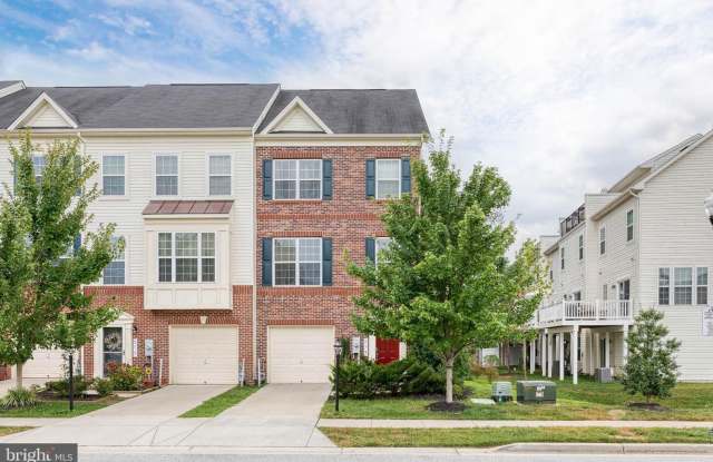 Welcome to 513 Bluffton Drive, a 3bd 2/2bth townhome in the highly sought after Tanyard Springs community. photos photos