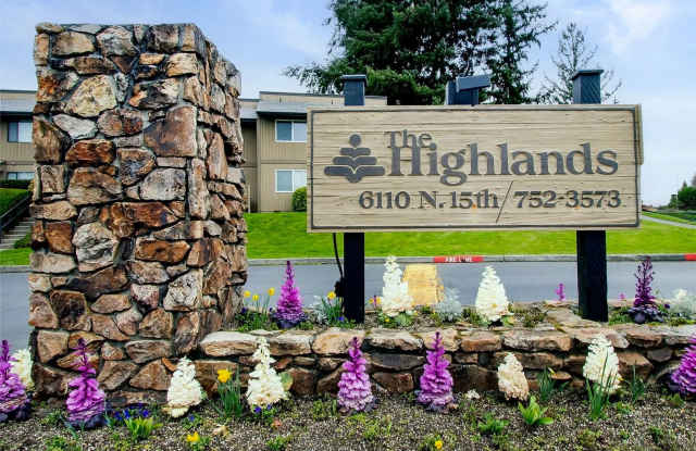 North Tacoma Condo Living | 2 Bed, 1.5 Bath End-Unit | Great Amenities! - 6012 North 15th Street, Tacoma, WA 98406