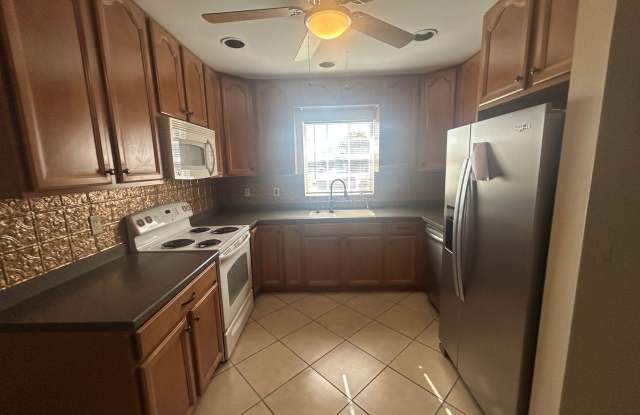 Freshly painted interior ! 3 bedroom 2 bathroom single family home Gallery 3