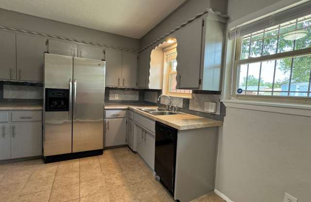 711 SW Ranch Oak- Hot new listing! Gallery 4