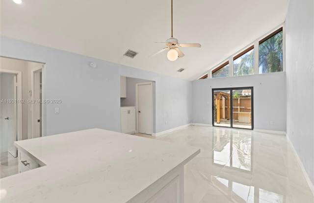 9301 SW 130th St photos photos