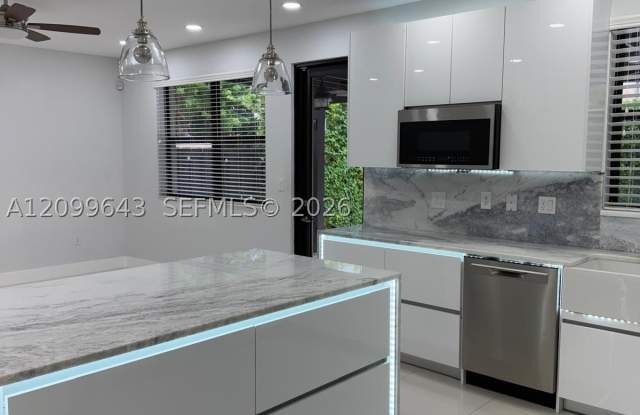 15413 SW 176th Ter Gallery 2