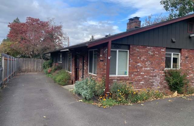 $1,700 - Private, Two Bedrooms, One Bathroom Duplex Available for Lease Now! Gallery 1