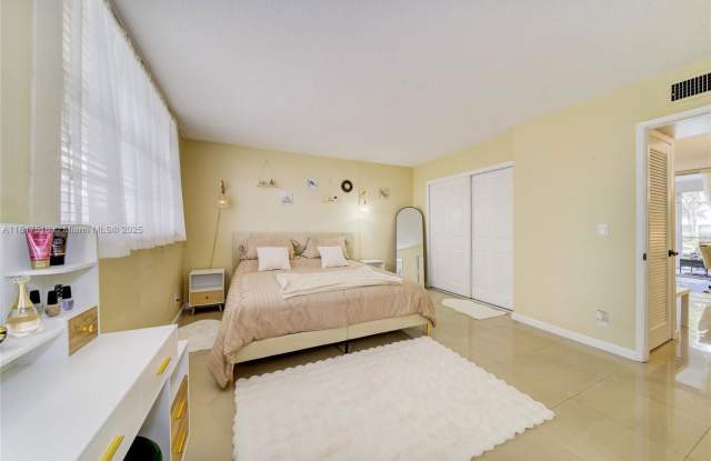 1040 Southeast 4th Avenue photos photos