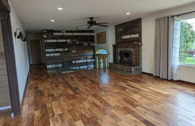 Luxurious 4 bedroom 2 bath house with river view - pet-friendly! photos photos