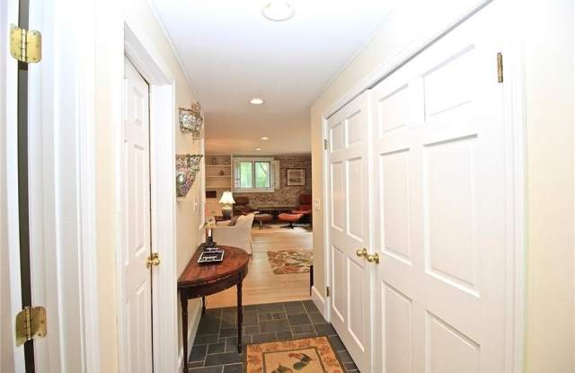 434 BELLEVUE Avenue Gallery 4