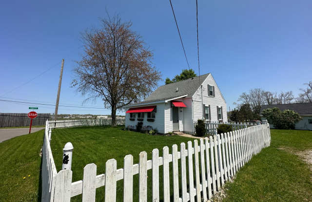 Charming Cape Cod Near Airport with Modern Style Gallery 3