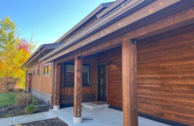 3 Bedroom Unfurnished Whitefish Townhouse Gallery 4