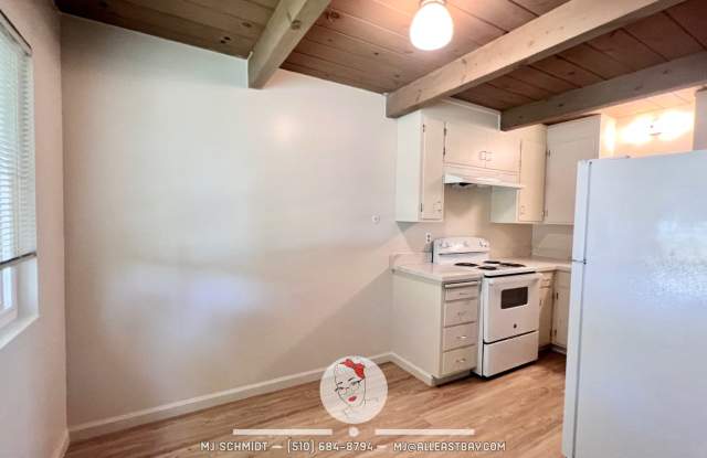Top floor 3Bd/2Bth with huge patio, water/garbage/1 parking spot included! Gallery 4