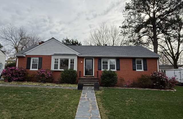 Three Bedroom Two Bath Home in Ridgeview/Parham  Ridge Area. Available in December! - 509 Cokesburg Lane, Tuckahoe, VA 23229