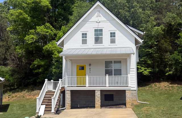 Pet-Friendly 3-Bedroom Home with Modern Features, Covered Deck & Bright Open Space photos photos