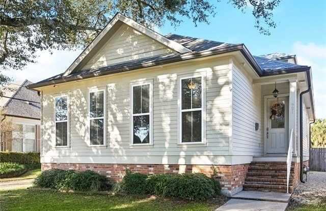 921 FRENCH Street - 921 French Street, New Orleans, LA 70124