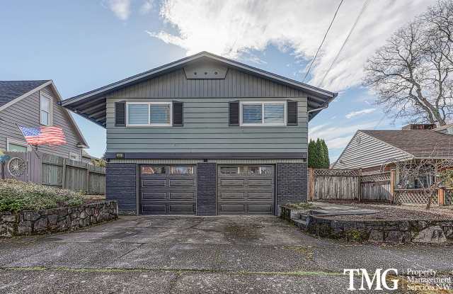 Spacious 4 BD in The Hudsons Bay Neighborhood with Attached Garage - 2007 East 8th Street, Vancouver, WA 98661