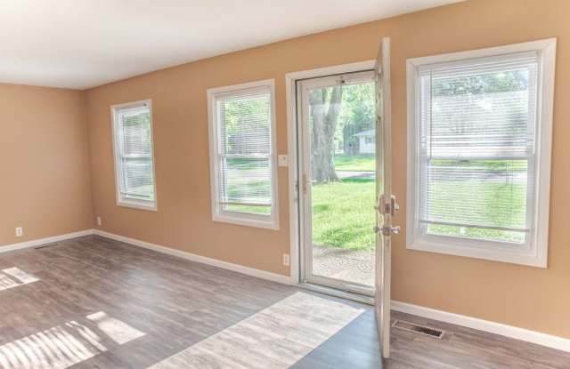 3 Bedroom Home with Hardwood Floors, a Huge Backyard, and a Garage, In-Unit Washer and Dryer Gallery 1