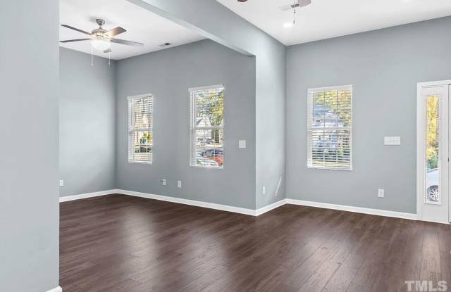 Room in 4 Bedroom Home at Pineland Cir Gallery 4