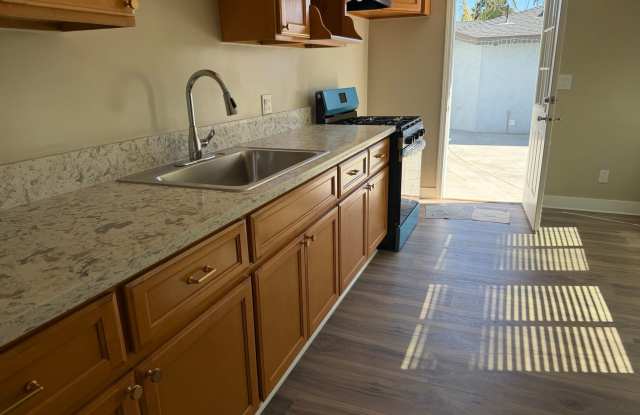 NEWLY REMODELED  2-1 HOUSE FOR LEASE! APPLIANCES A/C AVAILABLE NOW! Gallery 4