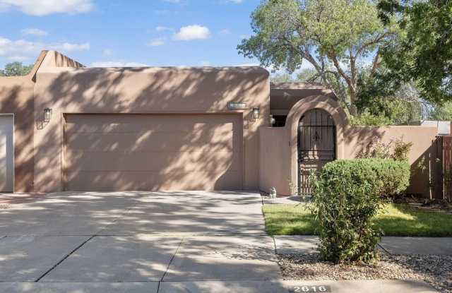 Adorable Townhome, 2 Master Bedroom Suites to Patio Living Gallery 3