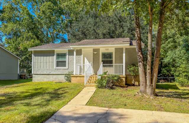 MODERN & Renovated 2/1 House w/ Big Bedrooms, Large Yard, & Deck! Stainless Steel Appliances & No Carpet! Available Now for $1325/Month Gallery 1