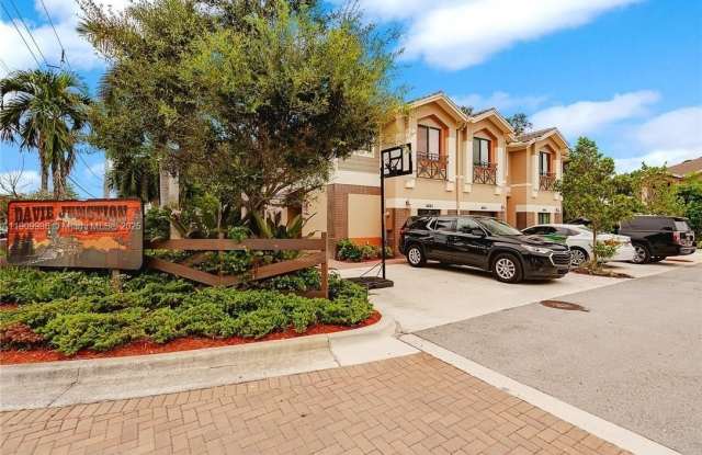 6321 S Station Sq - 6321 S Station Square, Davie, FL 33314