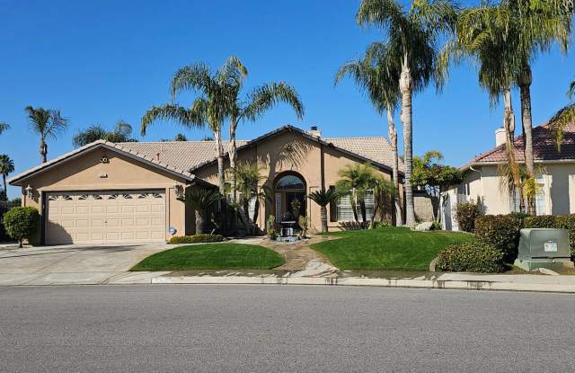 GORGEOUS LAKE HOUSE PROPERTY! - Riverlakes Community Gallery 1