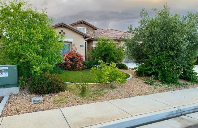 Spacious 3BR 3BA House in Bakersfield Gallery 3